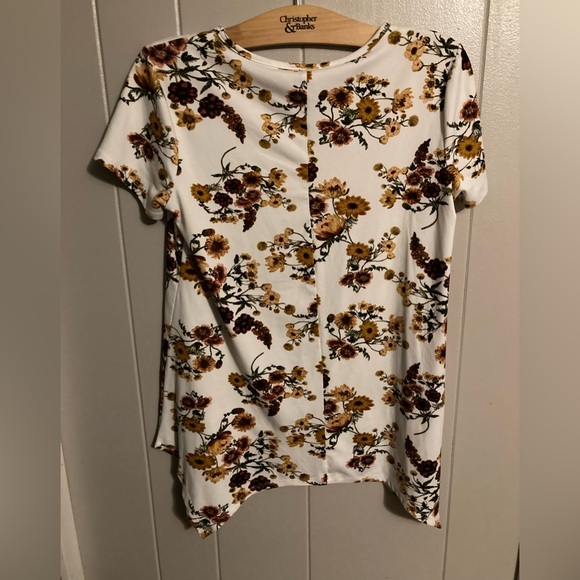 👚(bundle 4 items w/👚for $16) Beautiful flowered top - Picture 6 of 7